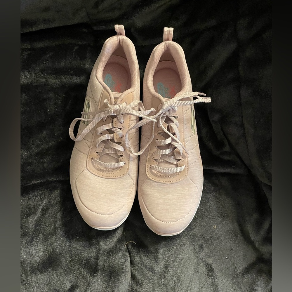 Skecher pink tennis shoe. 9M comfortable. Worn once like new!